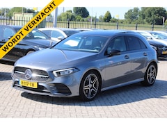 Mercedes-Benz A-klasse - 180 AUT7 AMG LINE NIGHT PAKKET PANORAMADAK SFEER CARPLAY <<NL AUTO>>
