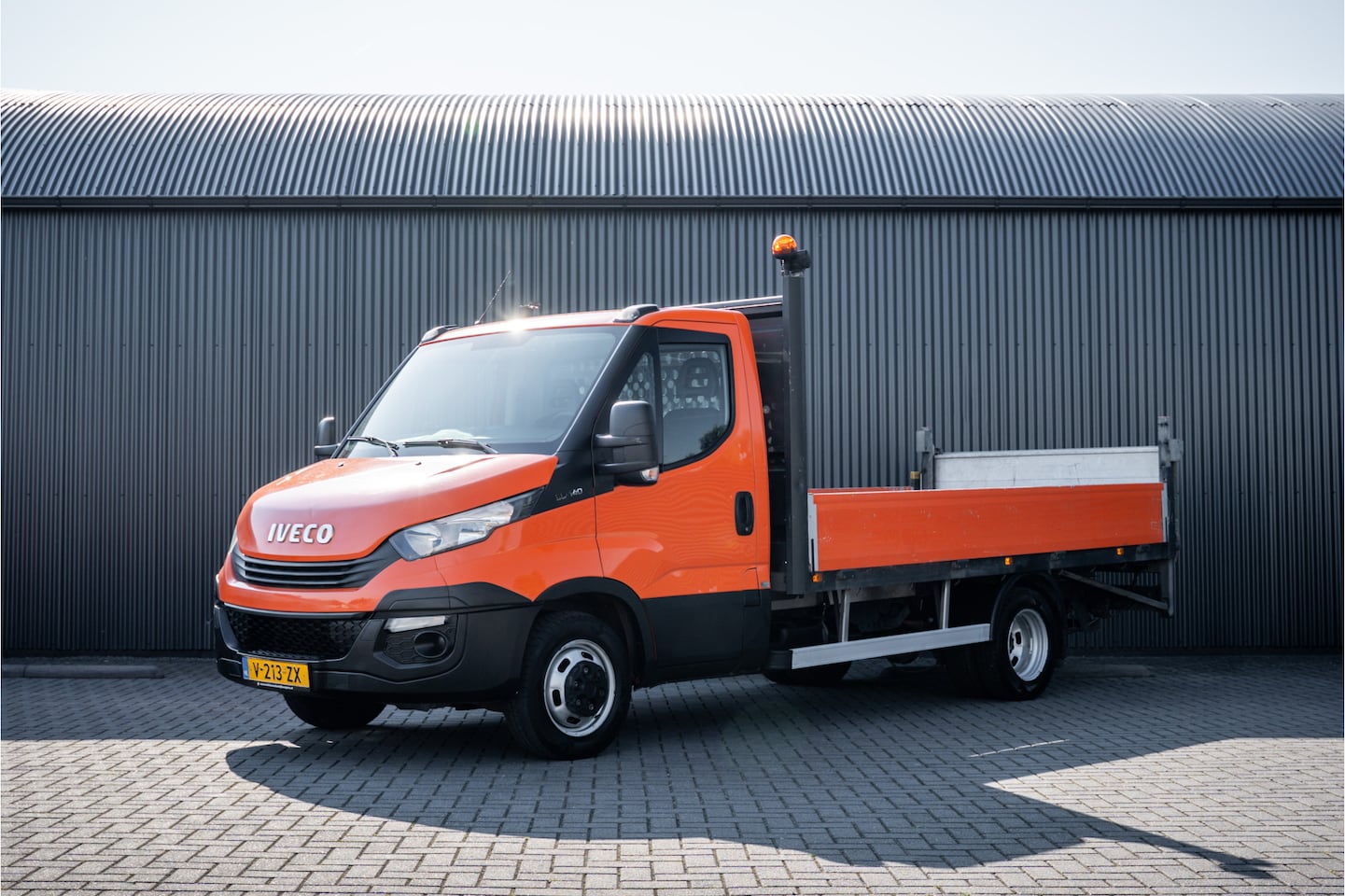 Iveco Daily - 35C14 | 136 PK | N1 | Laadklep | 3.5T Trekhaak | Navi | Airco - AutoWereld.nl