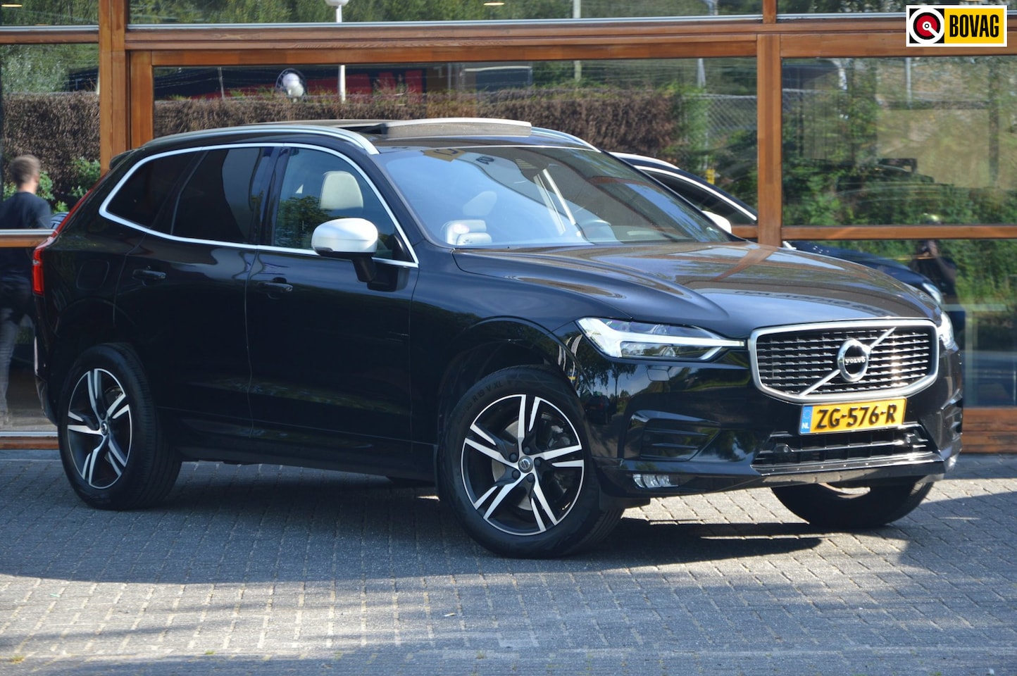 Volvo XC60 - T5 R-Design | Panoramadak | Camera | Standkachel | Verwarmd stuur / stoelen | Dealeronderh - AutoWereld.nl