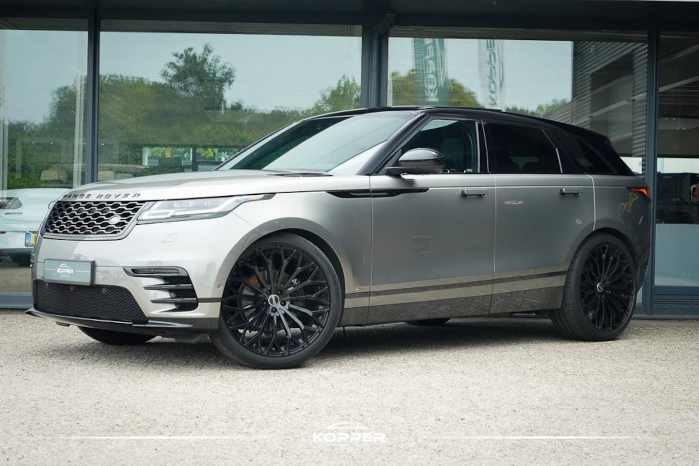 Land Rover Range Rover Velar - 3.0 V6 AWD First Edition / Pano / Luchtvering / Meridian Surround / 23'' - AutoWereld.nl
