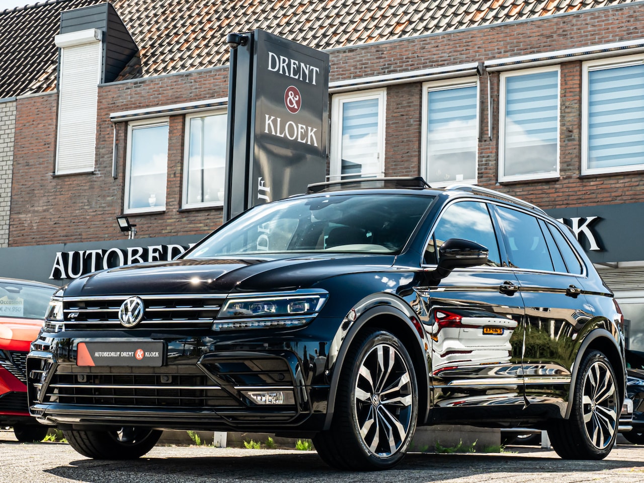 Volkswagen Tiguan - 1.5 TSI ACT Highline Business R-Line ORG NL PANO 20 INCH VIRTUAL DASH CAMERA ELEK TREKHAAK - AutoWereld.nl