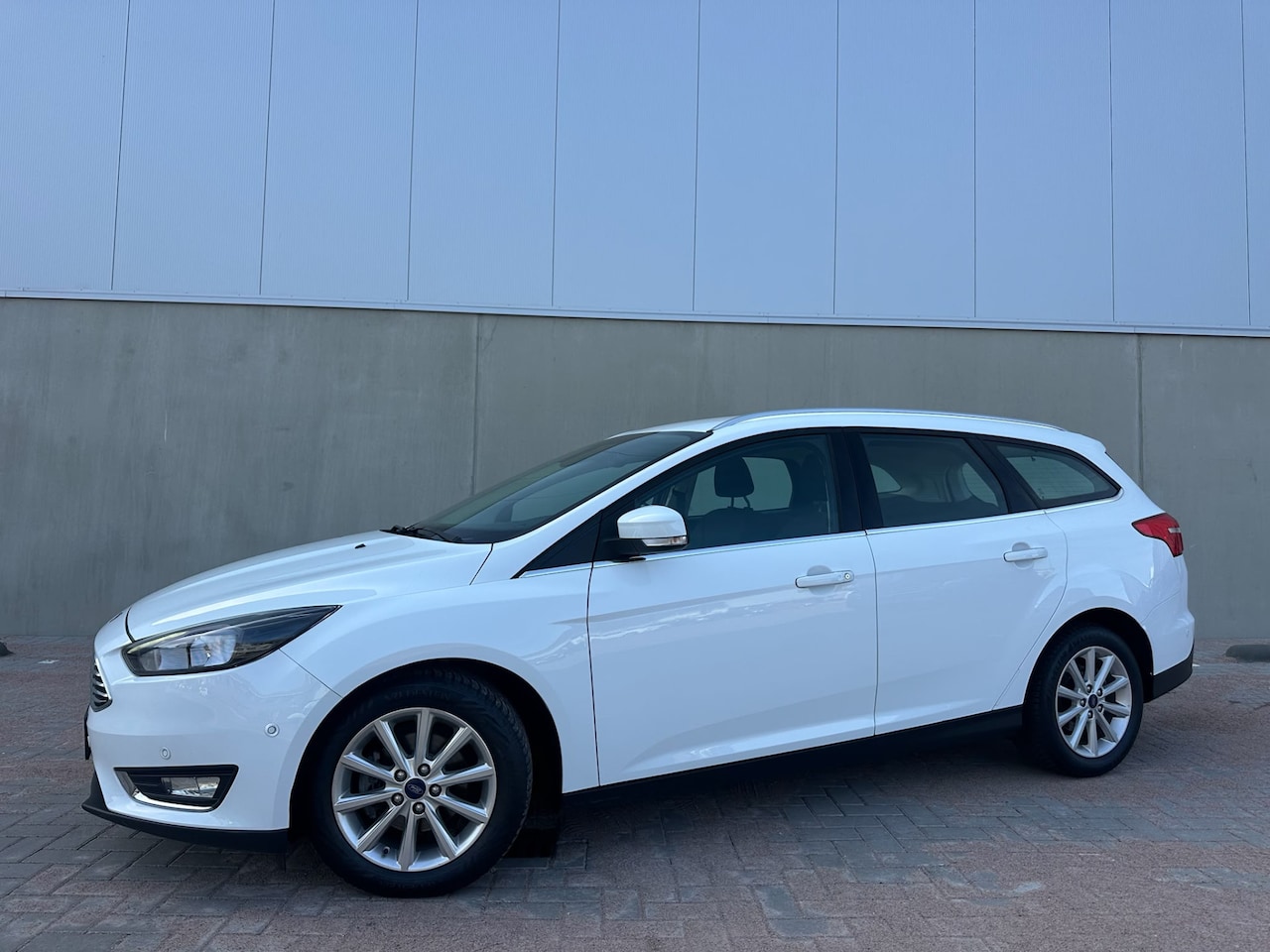 Ford Focus Wagon - 1.0 Titanium Distributieriem vervangen, Climate C, Cruise C!!!! DONDERDAG 13-08 ZIJN WIJ G - AutoWereld.nl