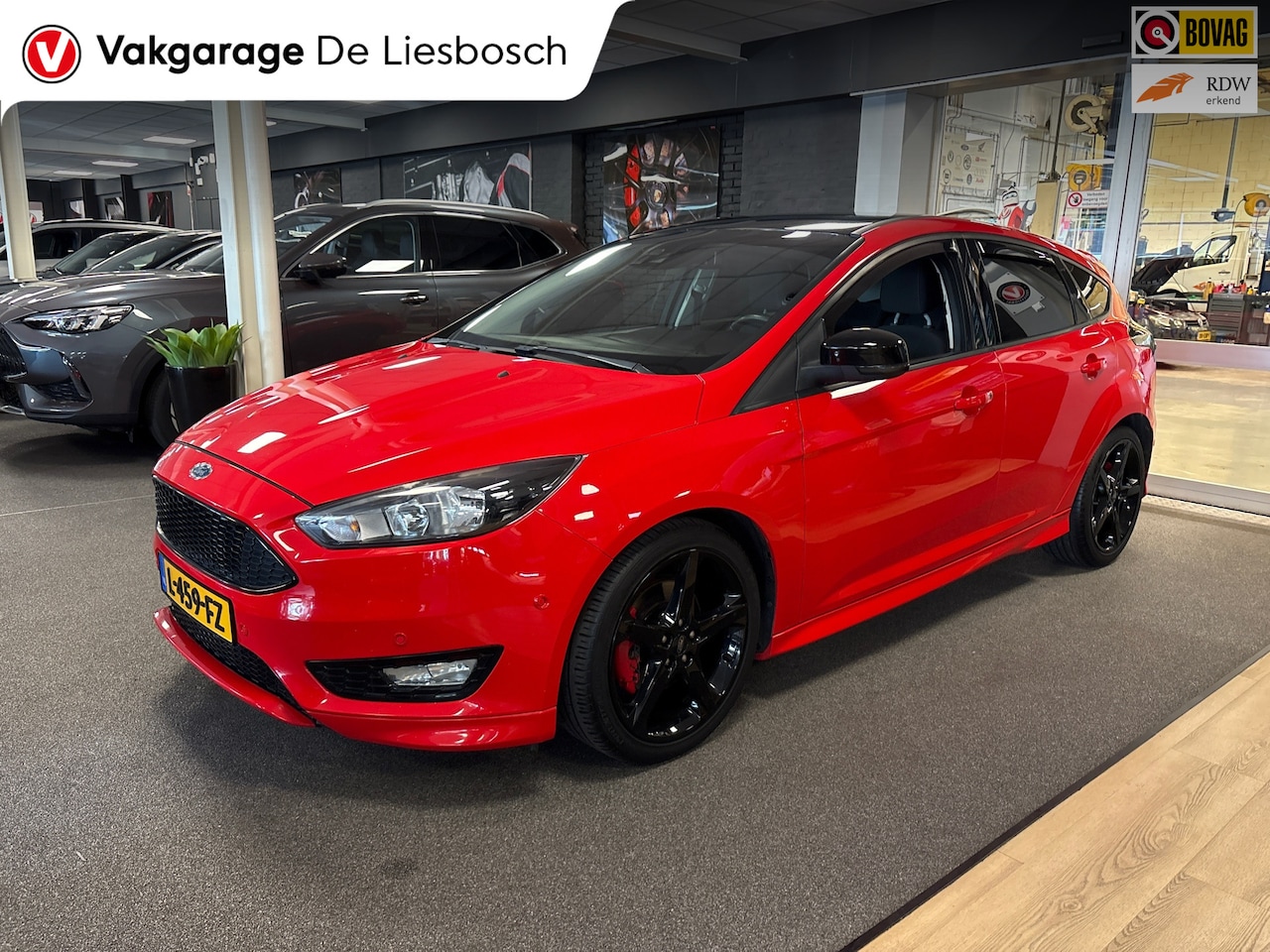 Ford Focus - 1.5 Titanium/navi/cruisec/net nieuwe motor/super nette staat - AutoWereld.nl