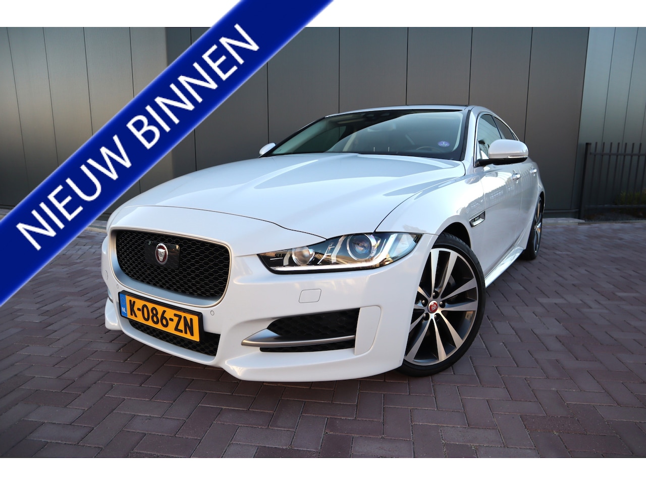 Jaguar XE - 2.0 Portfolio R-Sport Automaat Panoramadak Leder Navigatie Camera Meridian audio. Etc. - AutoWereld.nl