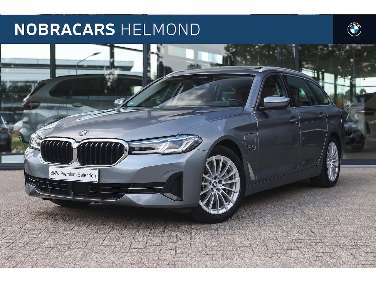 BMW 5-serie Touring - 530e High Executive Automaat / Trekhaak / Panoramadak / Comfortstoelen / Stoelverwarming / - AutoWereld.nl