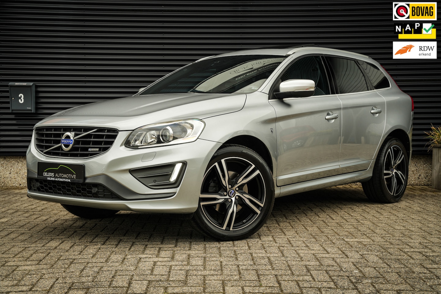 Volvo XC60 - 2.0 T6 FWD R-Design | Panorama | Trekhaak | Clima | Cruise | Bluetooth | Navi | Metalic | - AutoWereld.nl