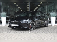 BMW 1-serie - 120 M Sport Automaat / Panoramadak / Achteruitrijcamera / Sportstoelen / Comfort Access /