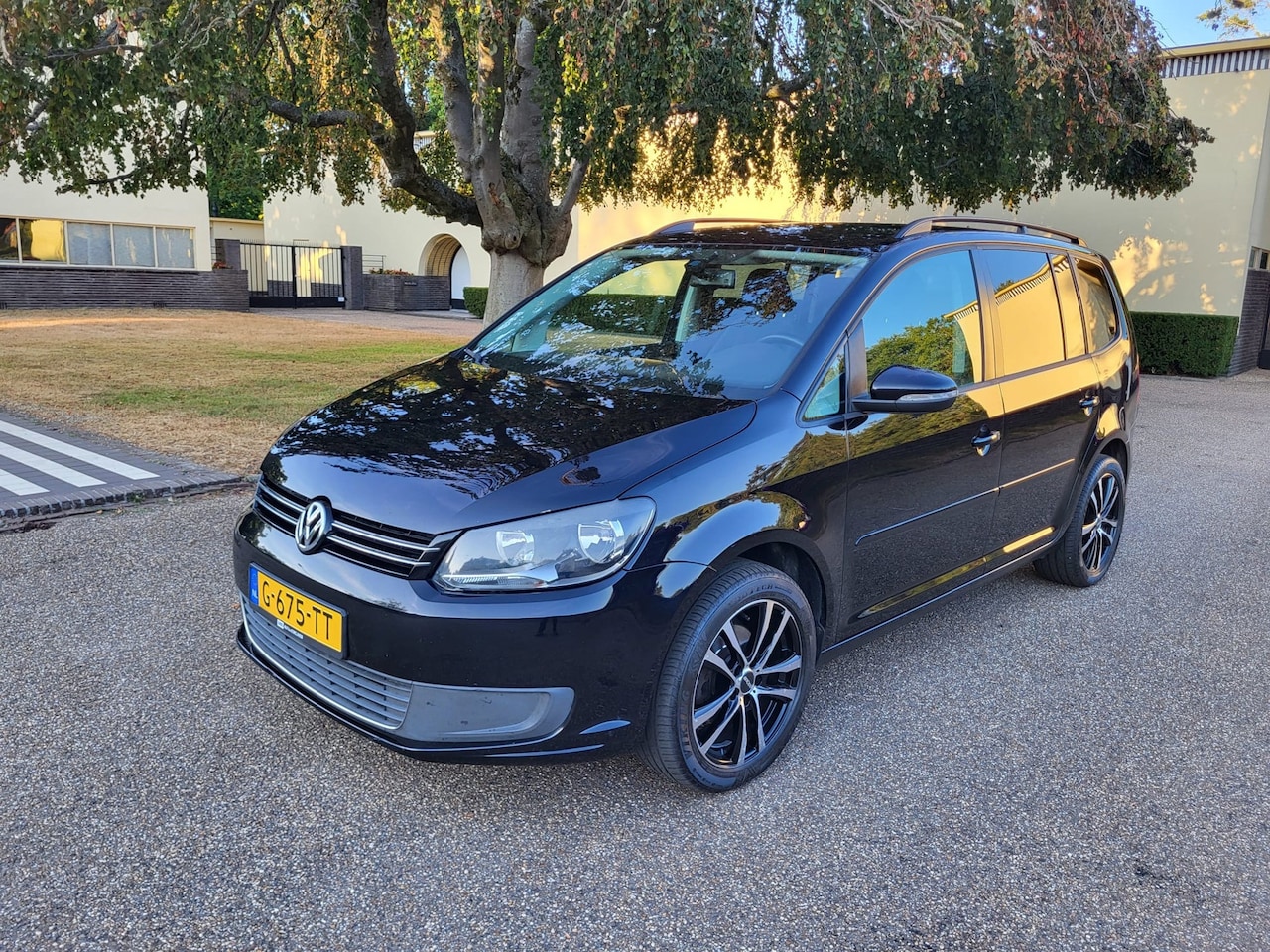 Volkswagen Touran - 1.6 TDI Trendline 7p. 240.000 Km AUTOMAAT ZWART 2011 - AutoWereld.nl