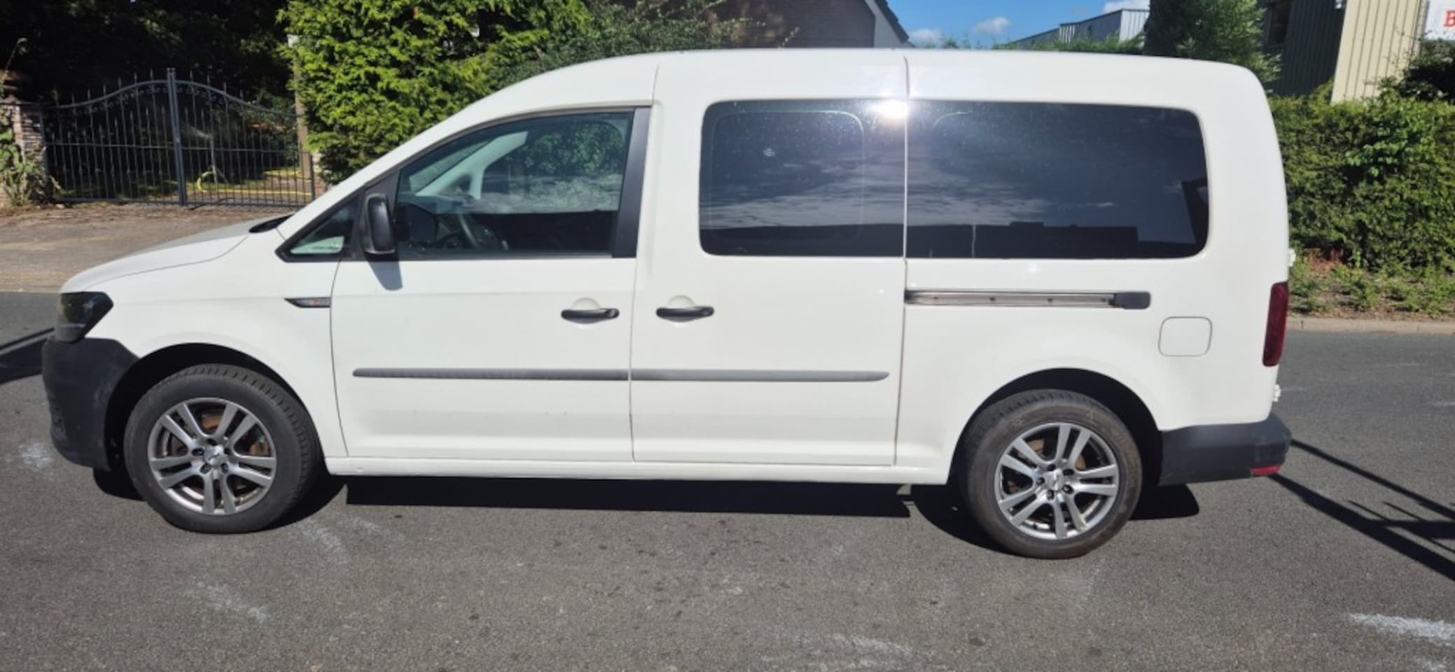 Volkswagen Caddy Maxi - 2.0 TDI L2H1 BMT Maxi Highline dubbele schuifdeur/cruis control/lichtmetaal - AutoWereld.nl
