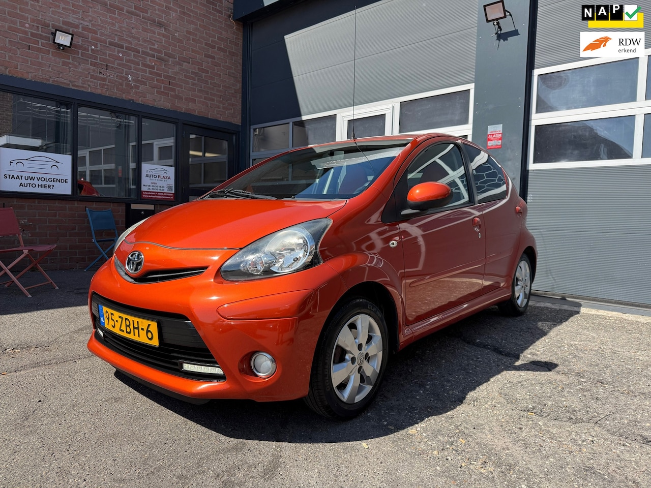 Toyota Aygo - 1.0 VVT-i Dynamic Orange 1.0 VVT-i Dynamic Orange - AutoWereld.nl