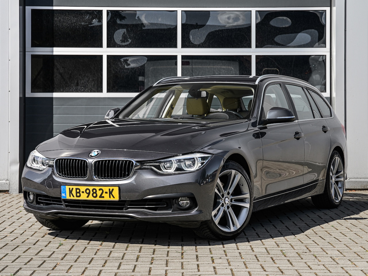 BMW 3-serie Touring - 318i High Executive | Automaat | Full LED | Leder | Elektr. trekhaak | Climate control | P - AutoWereld.nl