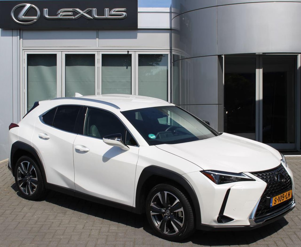 Lexus UX - 250h Business Line FACELIFT TREKHAAK STOELVERW STUURVERW BLIND-SPOT CARPLAY NAVI - AutoWereld.nl