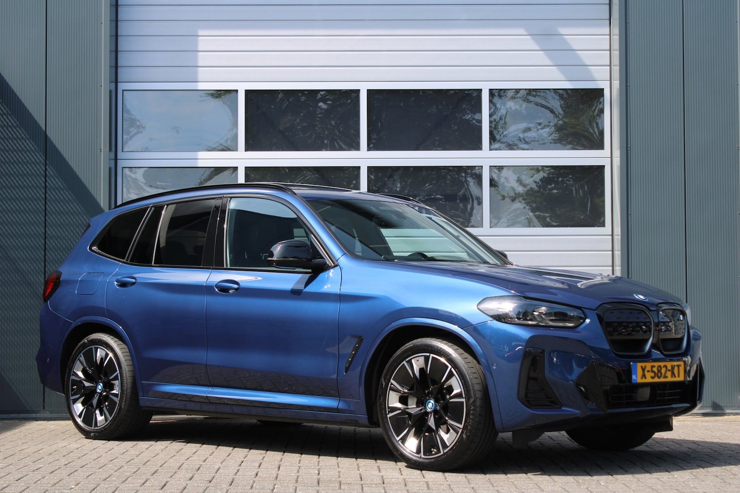 BMW iX3 - High Executive 80 kWh M-Sport ACC/HeadUp/360Camera/H&K/Panodak/Stoelverwarming/Keyless/Nav - AutoWereld.nl
