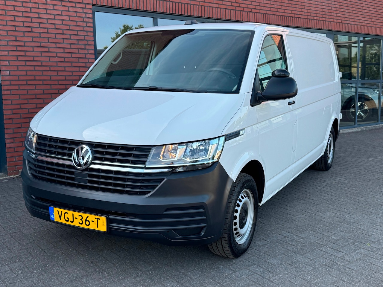 Volkswagen Transporter - 2.0 TDI L2H1 30 Camera Cruise Airco Navi Carplay - AutoWereld.nl