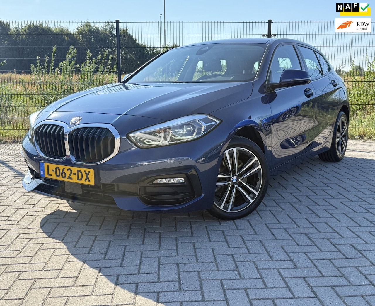 BMW 1-serie - 118i High Executive | Camera | PDC | Carplay | Cruise Control | - AutoWereld.nl
