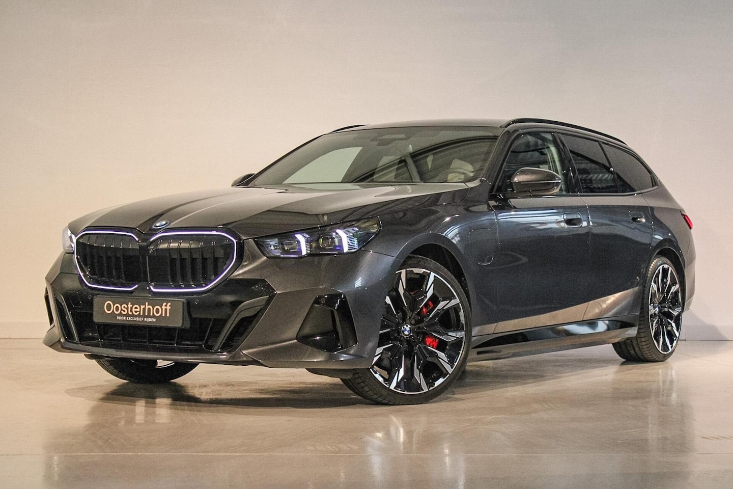 BMW 5-serie Touring - 550e xDrive PANO | B&W | 4w-best | TREKH - AutoWereld.nl