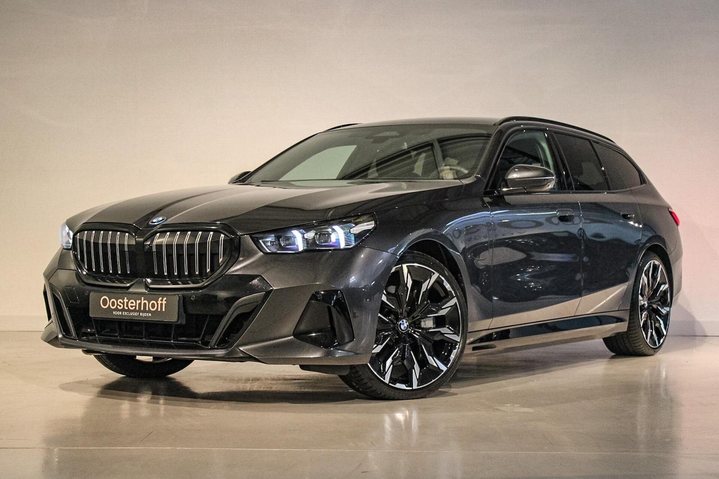 BMW 5-serie Touring - 550e xDrive B&W | PANO | 4w-besturing - AutoWereld.nl