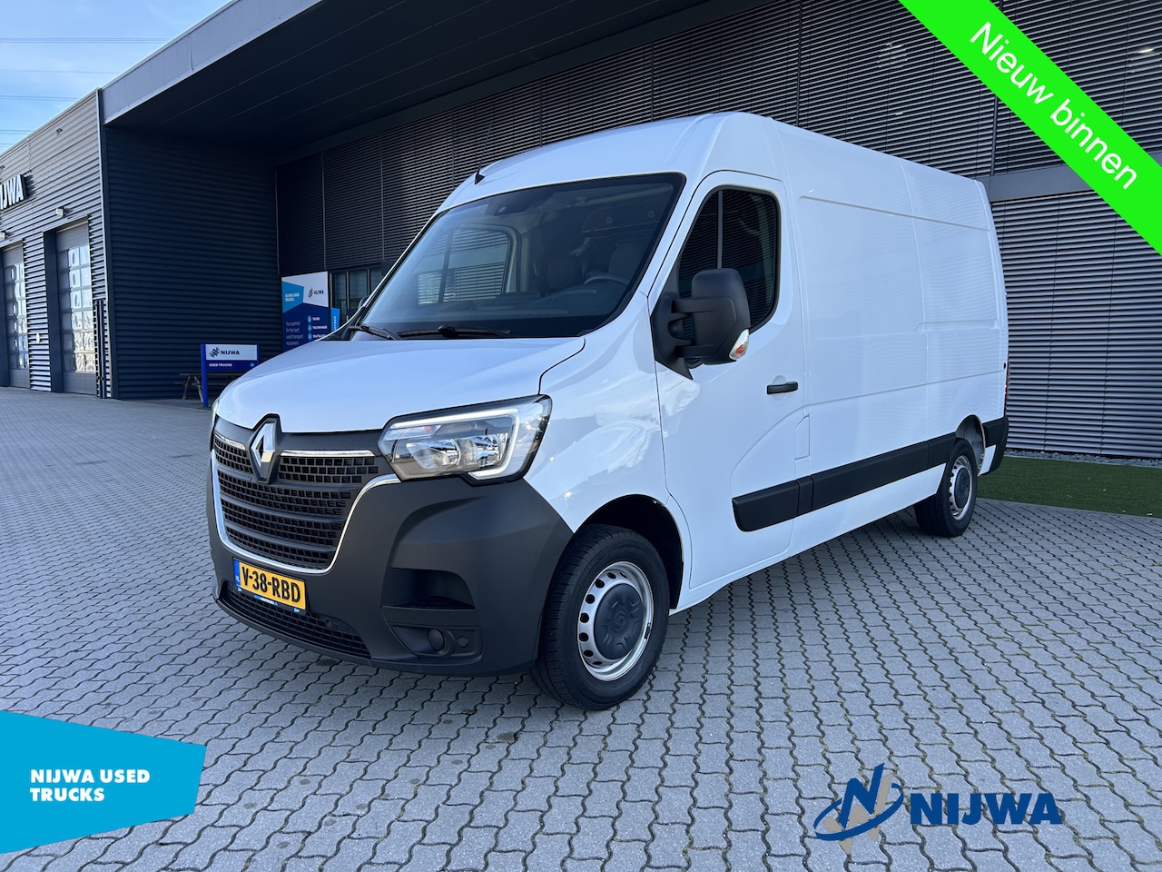 Renault Master - T33 135 L2H2 Navigatie + Trekhaak - AutoWereld.nl