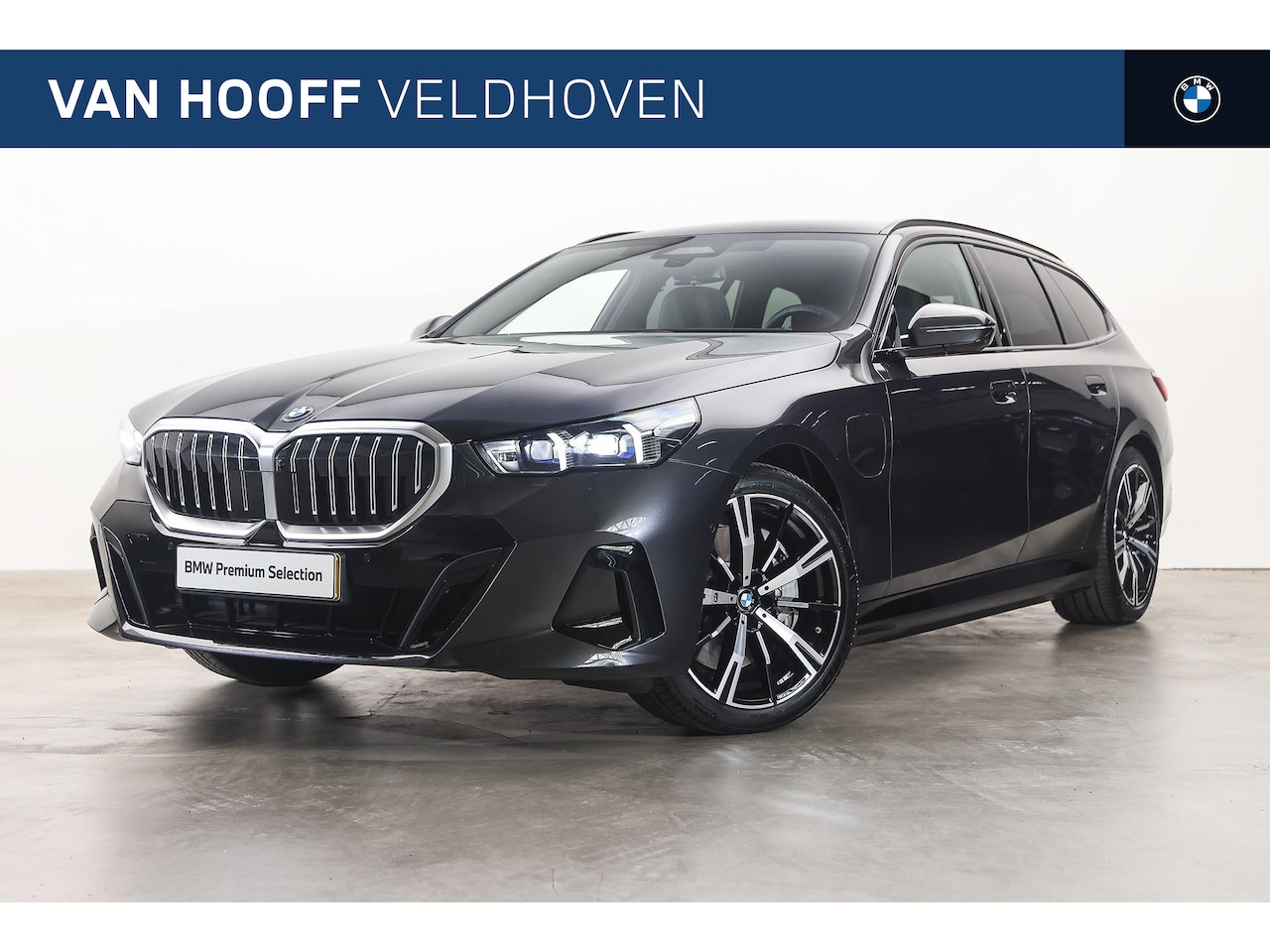 BMW 5-serie Touring - 550e xDrive M Sport Automaat / Trekhaak / Panoramadak / Comfortstoelen / Comfort Access / - AutoWereld.nl