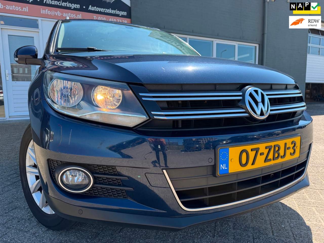 Volkswagen Tiguan - 1.4 TSI Sport&Style van 2de Eig met trekhaak en parkeersensoren en airco en cruise control - AutoWereld.nl
