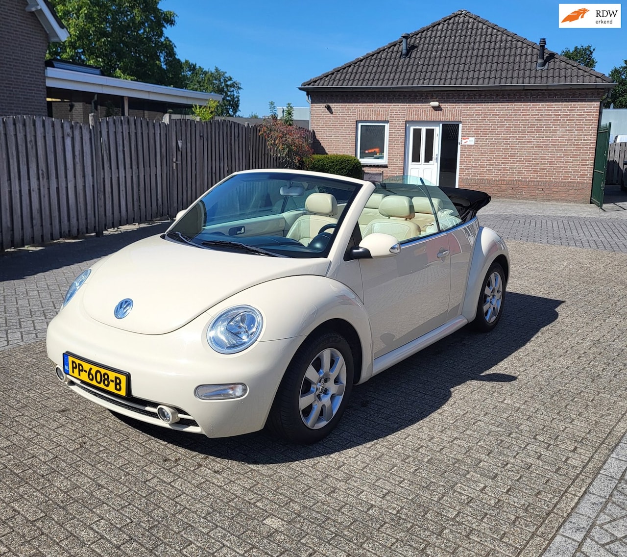 Volkswagen New Beetle Cabriolet - 2.0 Highline Beige APK07/27! - AutoWereld.nl