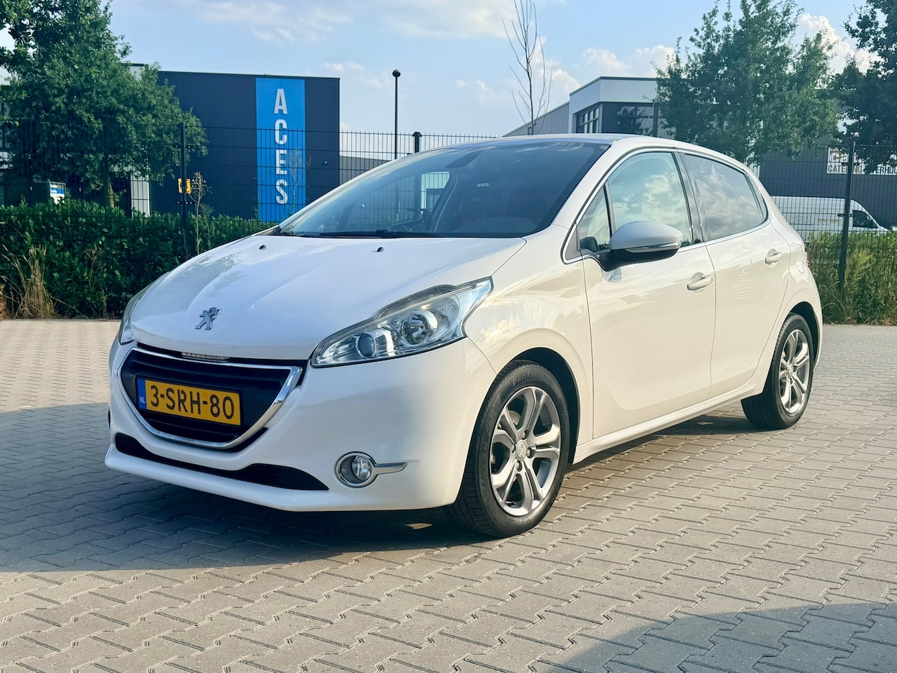 Peugeot 208 - 1.2 VTi Allure Panorama White - AutoWereld.nl