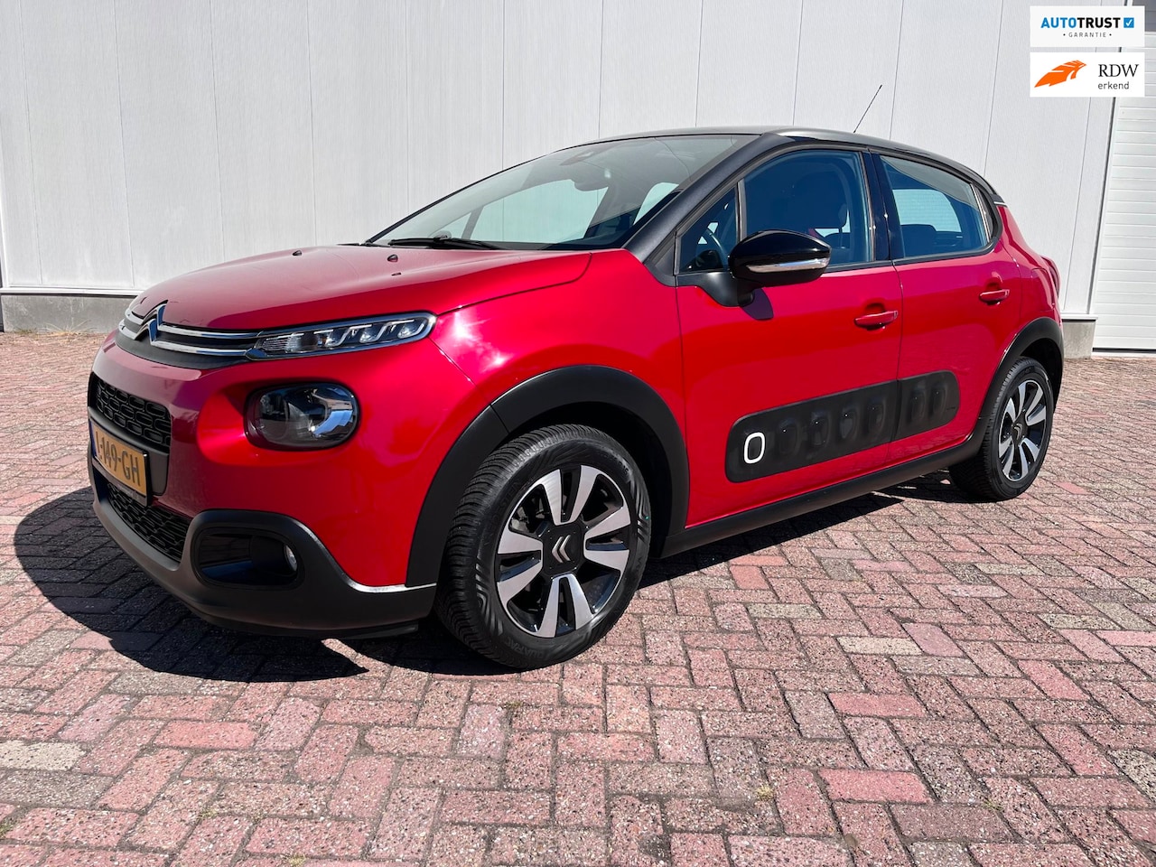 Citroën C3 - 1.2 Shine black edition *panorama dak* camera* navigatie* 2017 - AutoWereld.nl