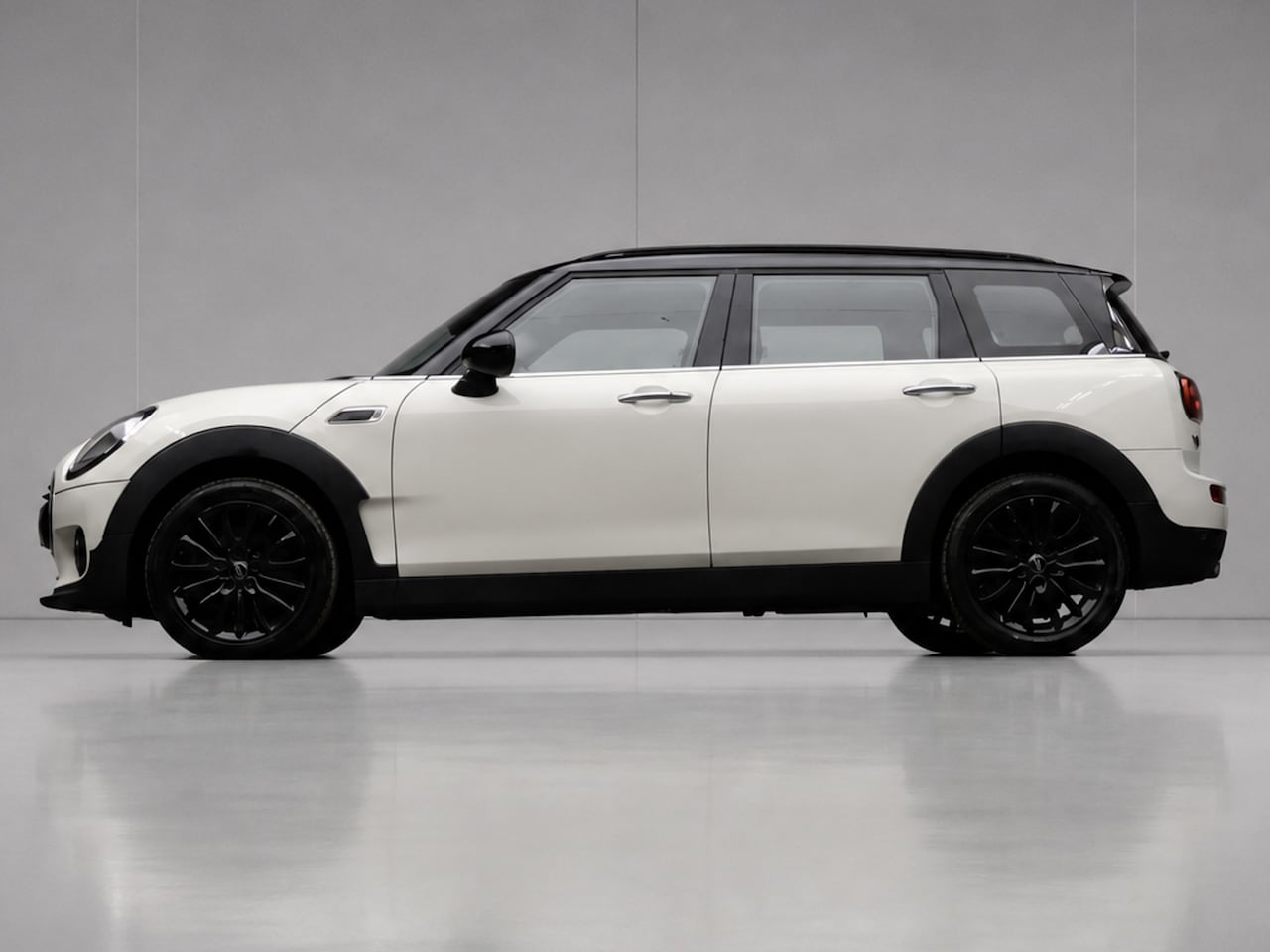 MINI Clubman - 1.5 Cooper Sport (NAVI,LED,CRUISE,CLIMATE,SPORTSTOELEN,PDC,LM VELGEN,NIEUWE APK,NETTESTAAT - AutoWereld.nl