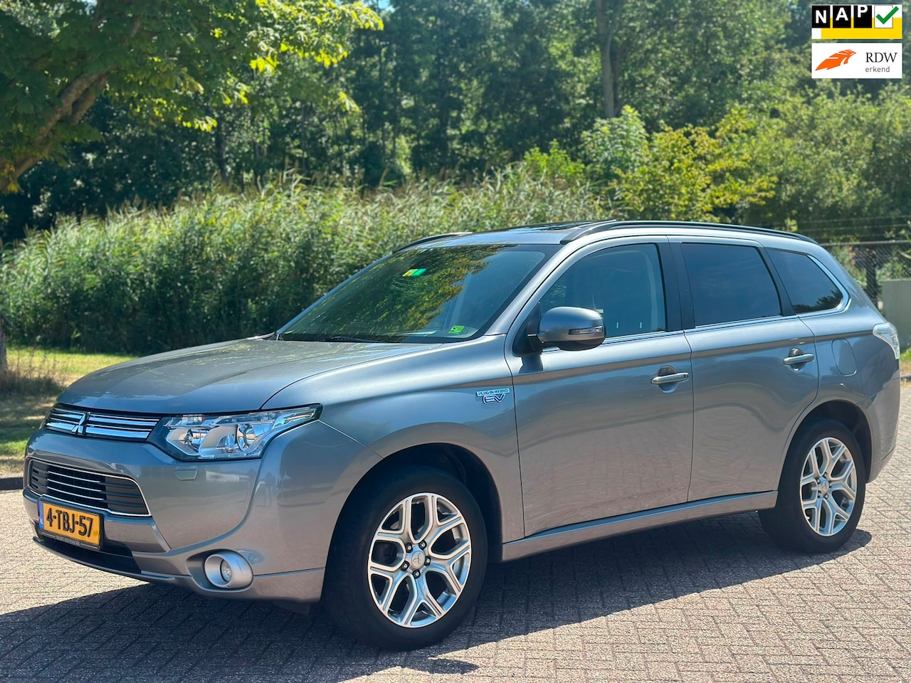 Mitsubishi Outlander - 2.0 PHEV instyle+/AUTOMAAT/AIRCO/CAMERA/SCHUIFDAK/LEDER/NAVI/VERWARMDE VOORST/TREKHAAK - AutoWereld.nl