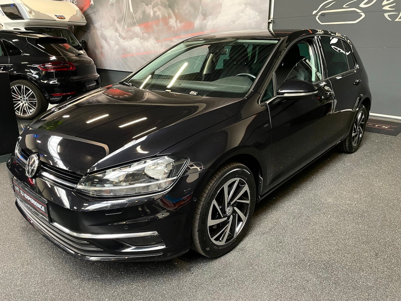 Volkswagen Golf - 1.6 TDI Highline Business NAVI CARPLAY AUTOMAAT - AutoWereld.nl