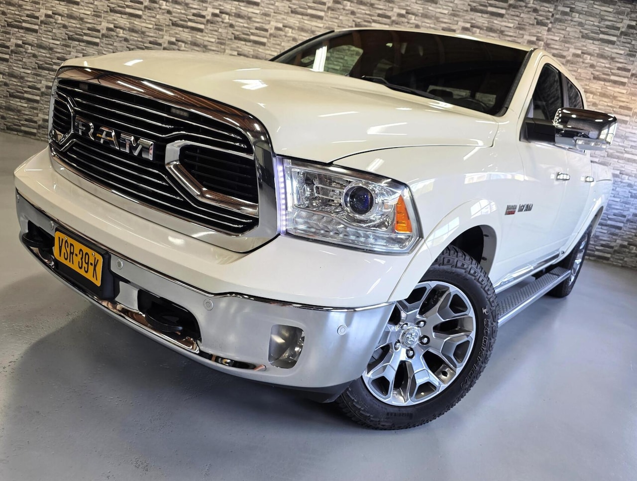 Dodge Ram 1500 - 5.7 V8 HEMI Quad Cab 6'4 4x4 LPG Full options - AutoWereld.nl