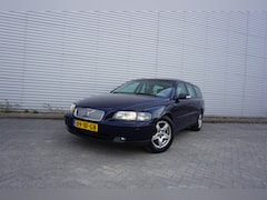 Volvo V70 - 2.4D Edition Airco / Cruise / Elektr. ramen / Trekhaak / Lm velgen / NAP / Apk t/m 04-2027