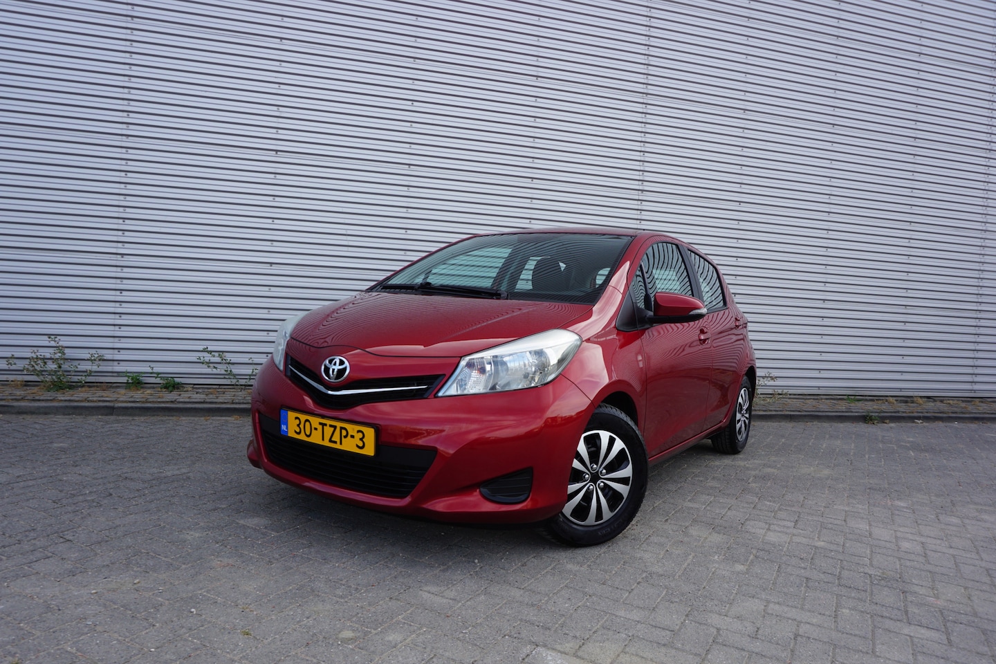 Toyota Yaris - 1.0 VVT-i Aspiration Airco / Navi / Camera / BT / Elektr. ramen / NAP - AutoWereld.nl