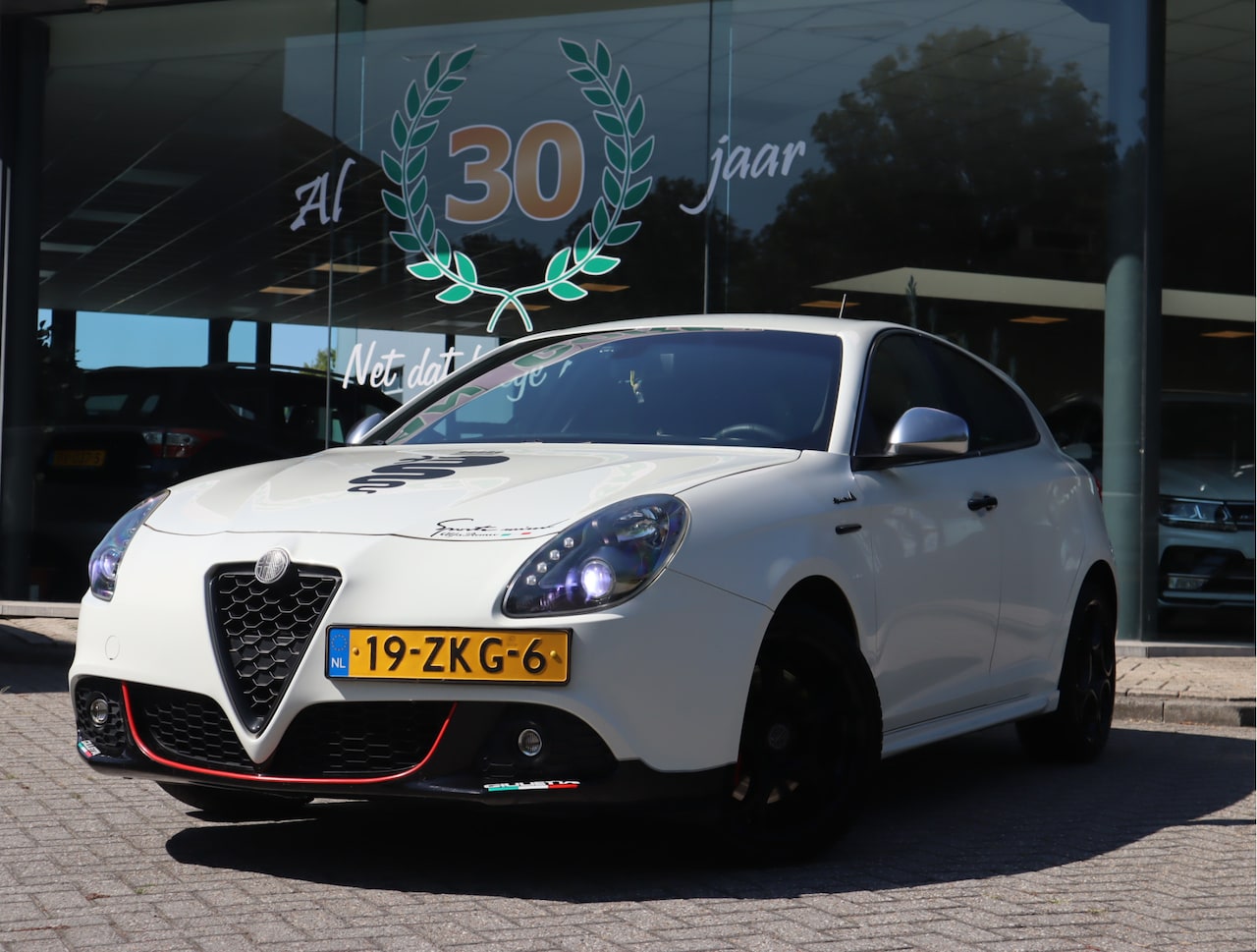Alfa Romeo Giulietta - 1.4 T Business Executive Airco / Elekramen / Stuurbekr / Xenon / Leder / Camera / Keurig - AutoWereld.nl