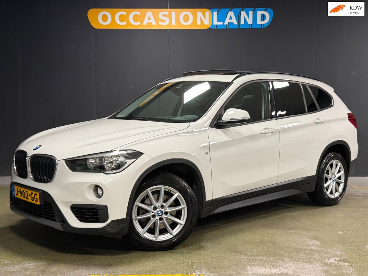 BMW X1 - SDrive18i Executive|PANO|CRUISE|STOELV|CARPLAY|BLUETOOTH|NAVI|SFEER|17INCH| - AutoWereld.nl