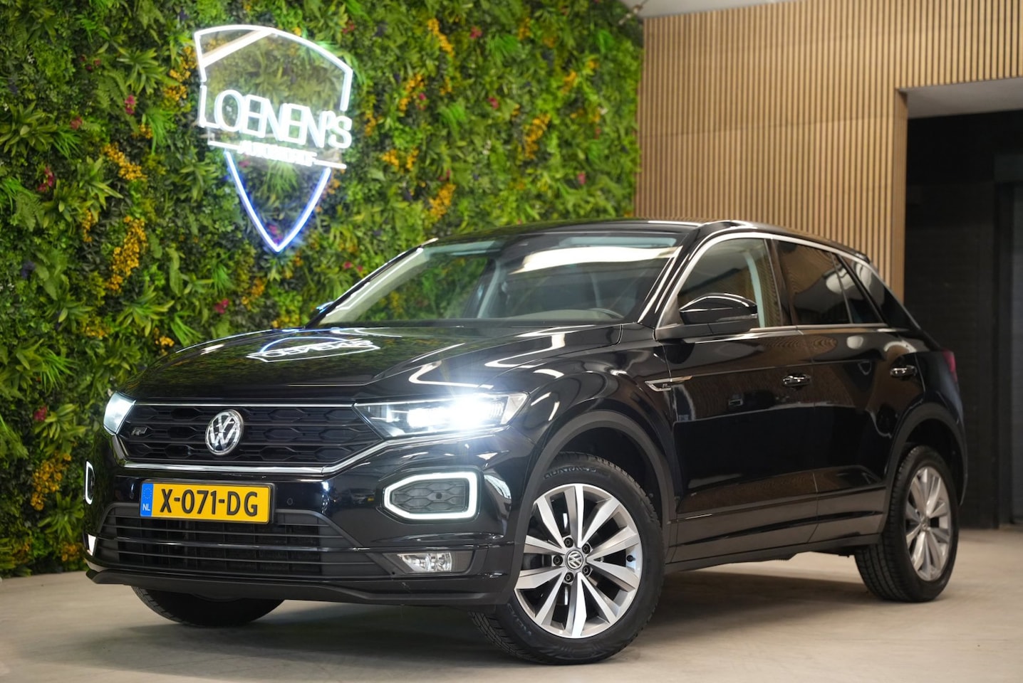 Volkswagen T-Roc - 1.0 TSI R-Line / Stoelverwarming / Parkeersensoren / CarPlay - AutoWereld.nl