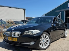 BMW 5-serie - 520i High EXE Aut8 | NAP | APK 03-27 | Nw. ketting