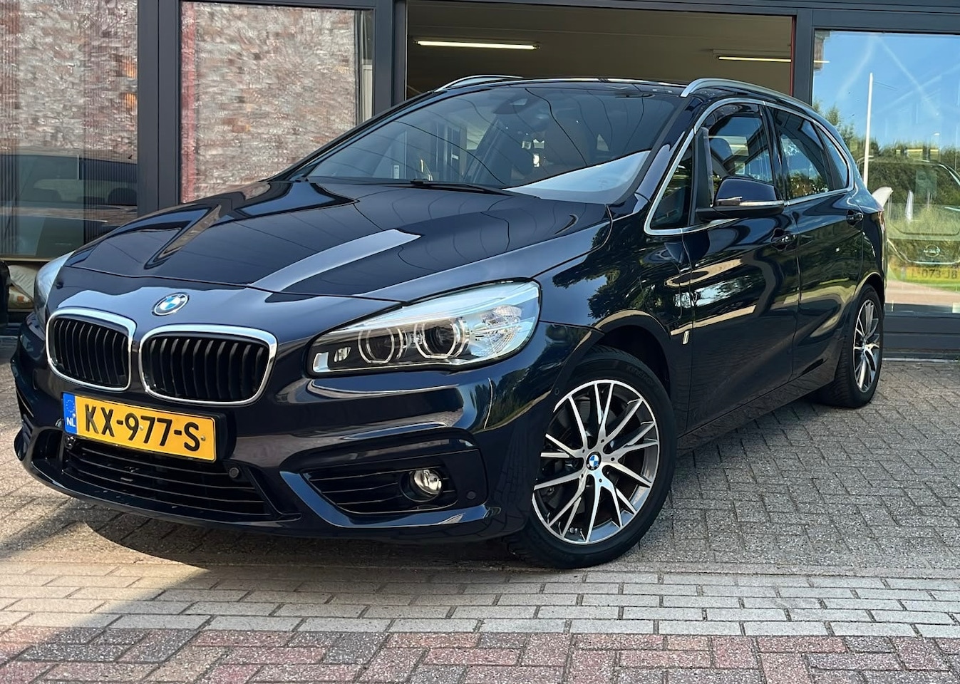 BMW 2-serie Active Tourer - 225xe iPerformance High Executive | Pano-dak | Head-Up | Camera | All-Season | Stoelverwar - AutoWereld.nl