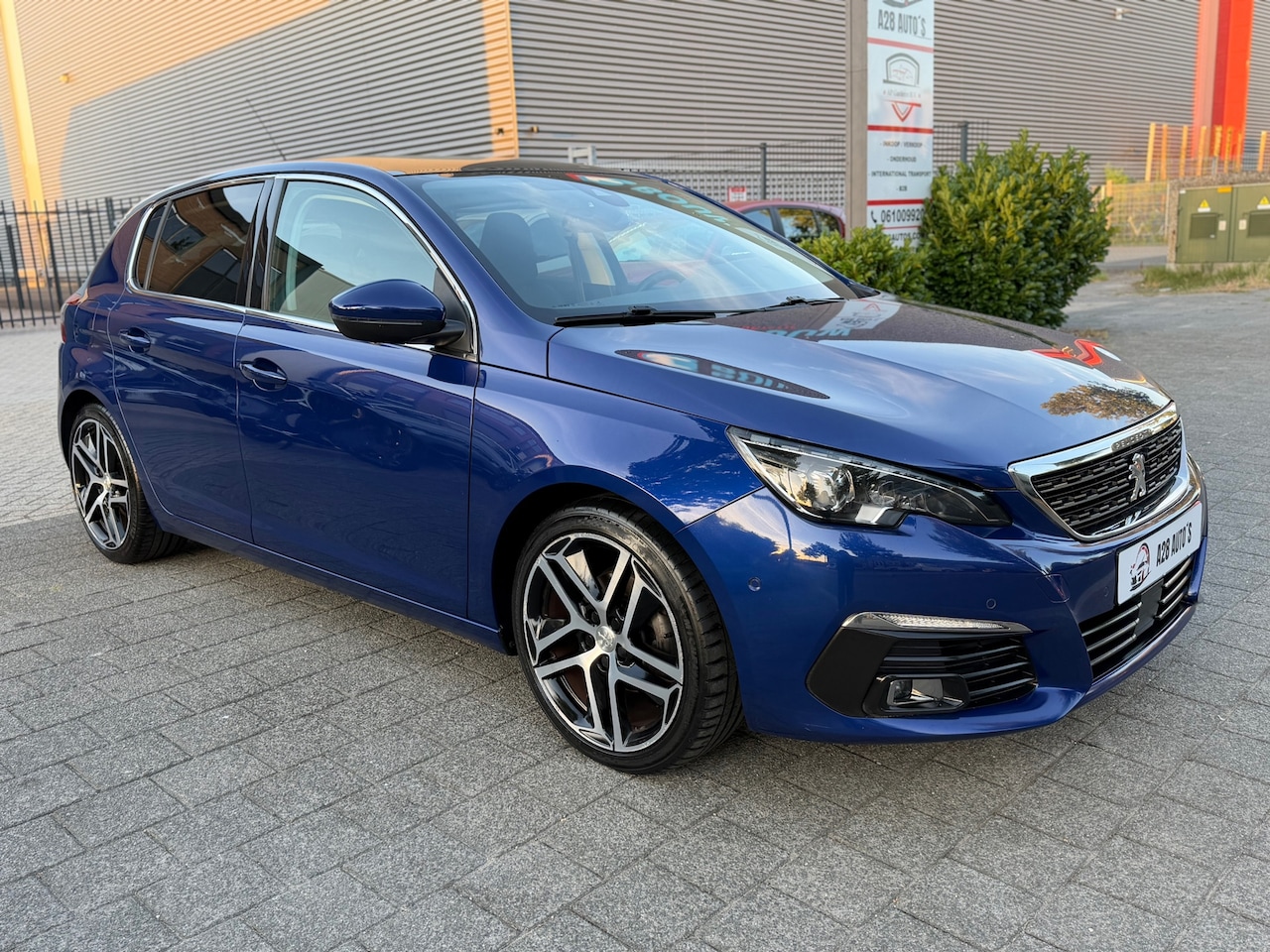 Peugeot 308 - 1.2 PureTech Allure|Stoelverw|Automaat|Carplay|Achterruitcam - AutoWereld.nl