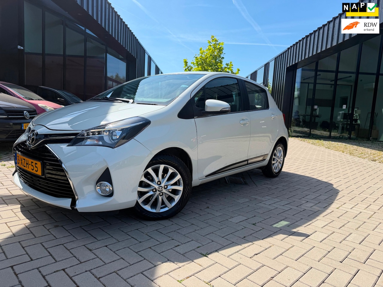 Toyota Yaris - 1.3 VVT-i Lounge Clima Cruise Camera Weinig KMs NAP - AutoWereld.nl
