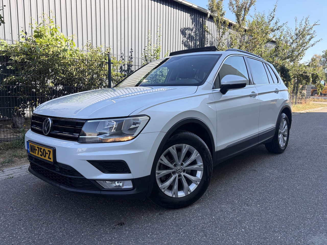 Volkswagen Tiguan - 1.4 TSI Comfortline / NAVI / CRUISE / PANORAMADAK / 155dkm! NAP! - AutoWereld.nl