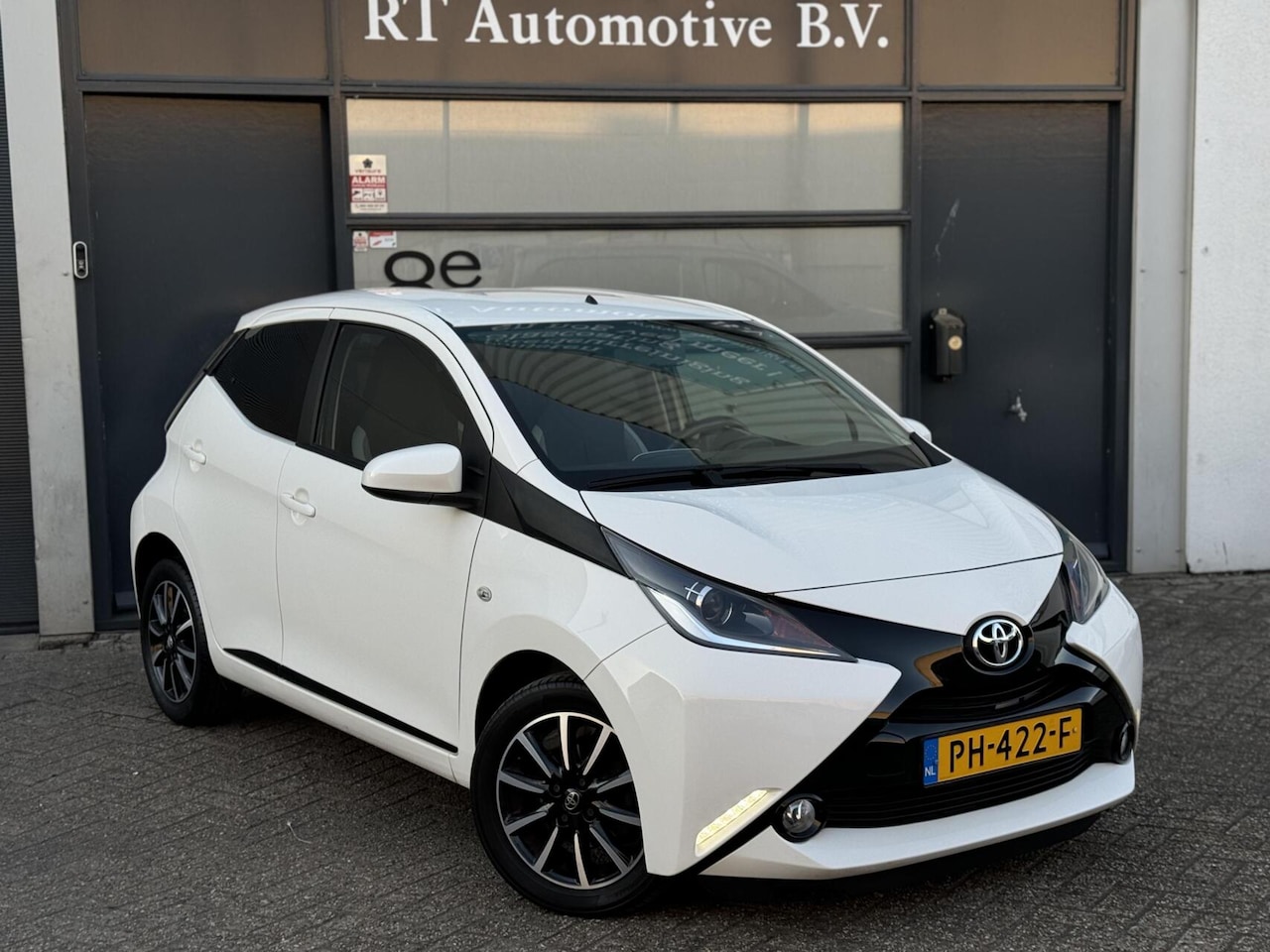 Toyota Aygo - 1.0 VVT-i x-play Airco / Navi Dealer OH 5Drs - AutoWereld.nl