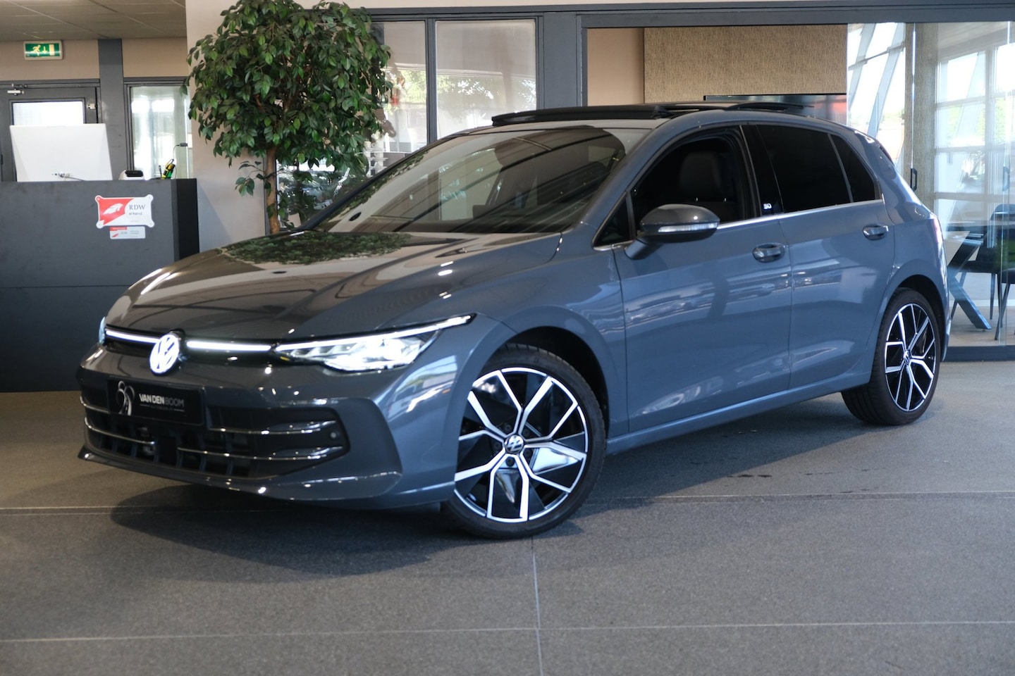 Volkswagen Golf - 8.5 1.5 eTSI 150PK 50 Jahre Edition DSG Facelift Pano Led Kessy Cam HuD Navi ACC - AutoWereld.nl