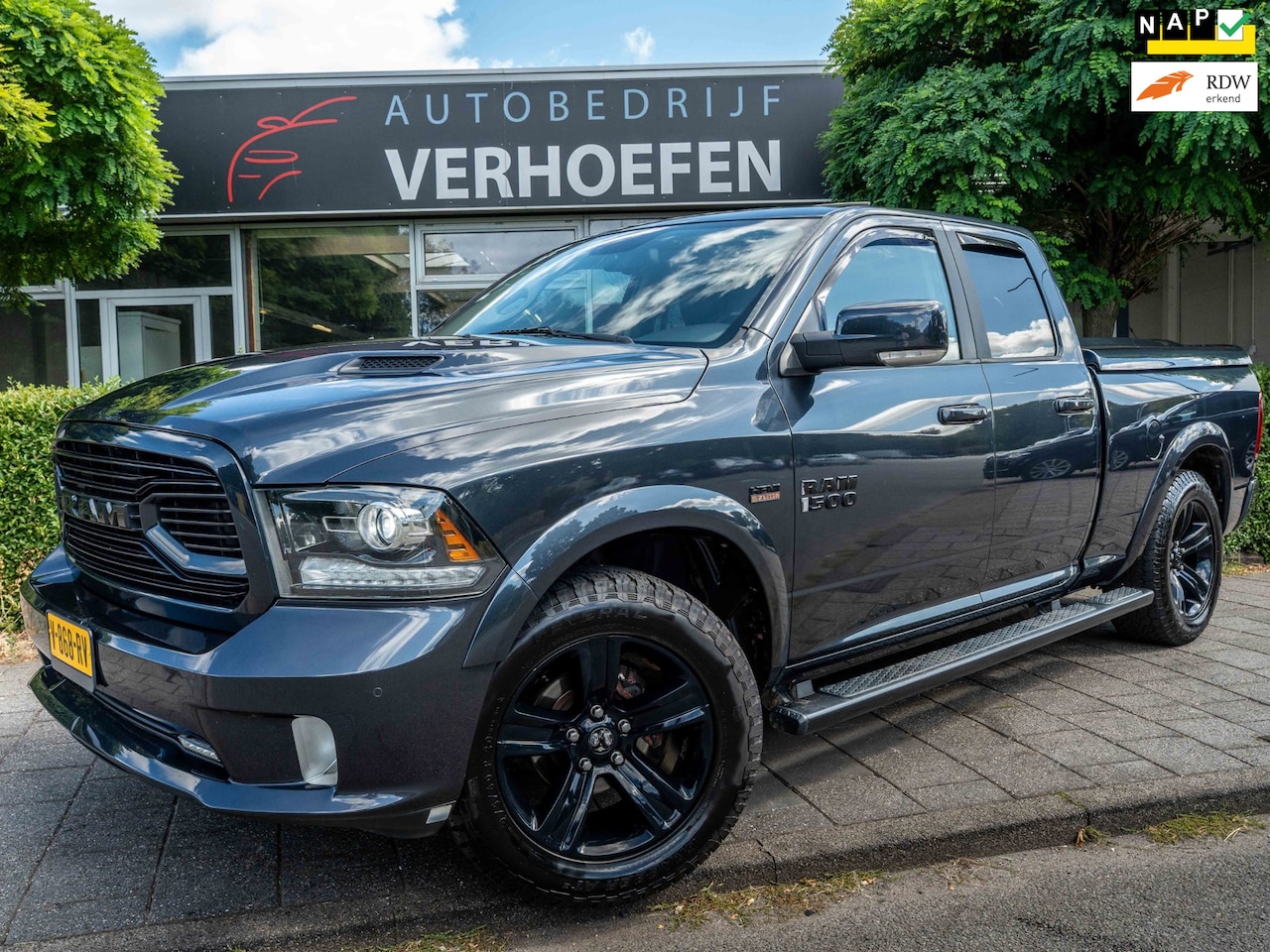 Dodge Ram 1500 - 5.7 V8 4x4 Crew Cab 5'7 Sport - PANORAMADAK - STOEL / STUUR VERW - STOEL VERKOEL - PARK CA - AutoWereld.nl