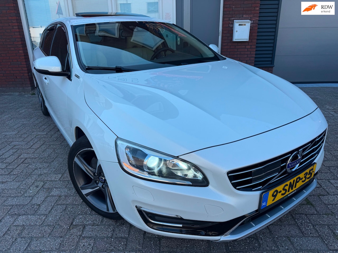 Volvo V60 - 2.4 D6 AWD Plug-In Hybrid Summum / Pano / Leder / Memory / Navi / PDC - AutoWereld.nl