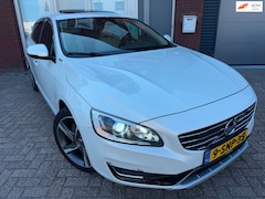 Volvo V60 - 2.4 D6 AWD Plug-In Hybrid Summum / Pano / Leder / Memory / Navi / PDC