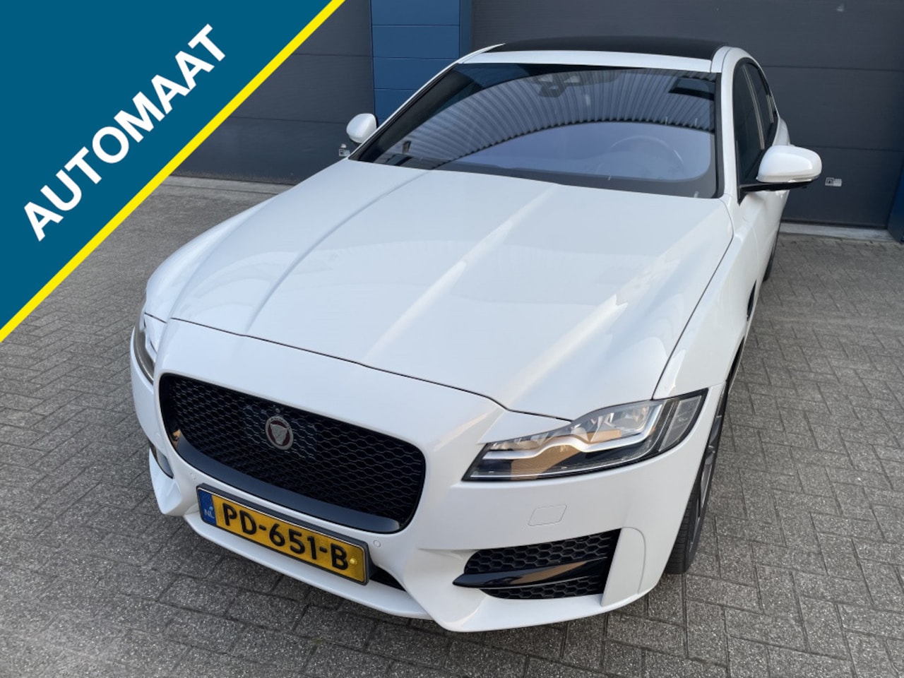 Jaguar XF - 2.0D132kw R-Sport 8-AUT AWD PANO Camera DealerOh! - AutoWereld.nl