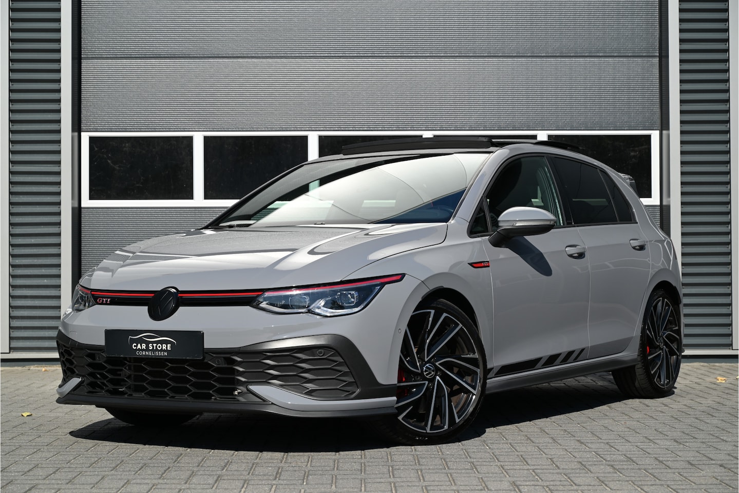 Volkswagen Golf - 2.0 TSI GTI CLUBSPORT 300 PK / PANO / IQ LIGHT / HARMAN KARDON / HEAD UP DISPLAY / MOONSTO - AutoWereld.nl