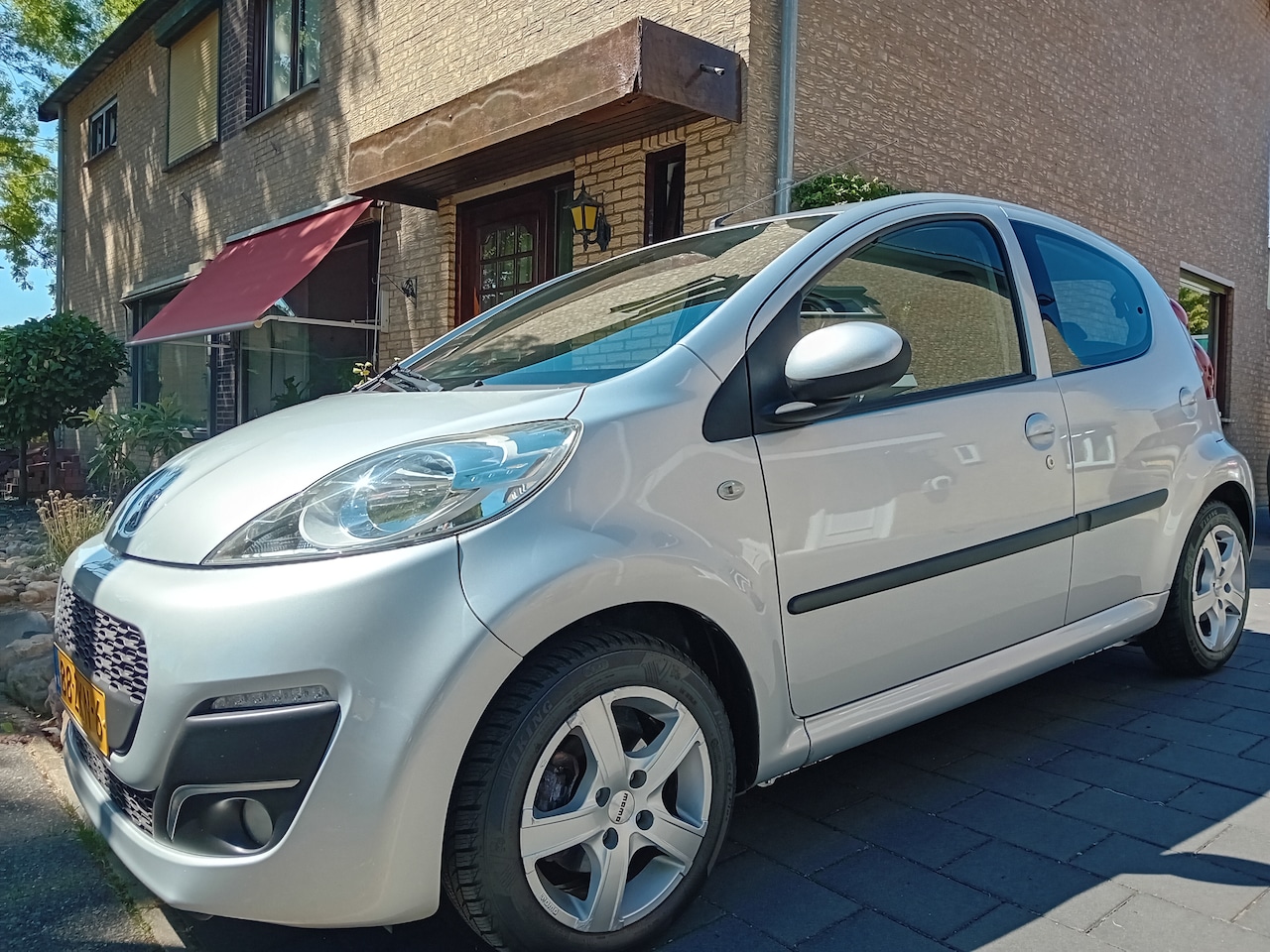 Peugeot 107 - 1.0 Active * 5DEURS * AIRCO * LMV * LED * NAP * BEURT NW * APK NW * - AutoWereld.nl