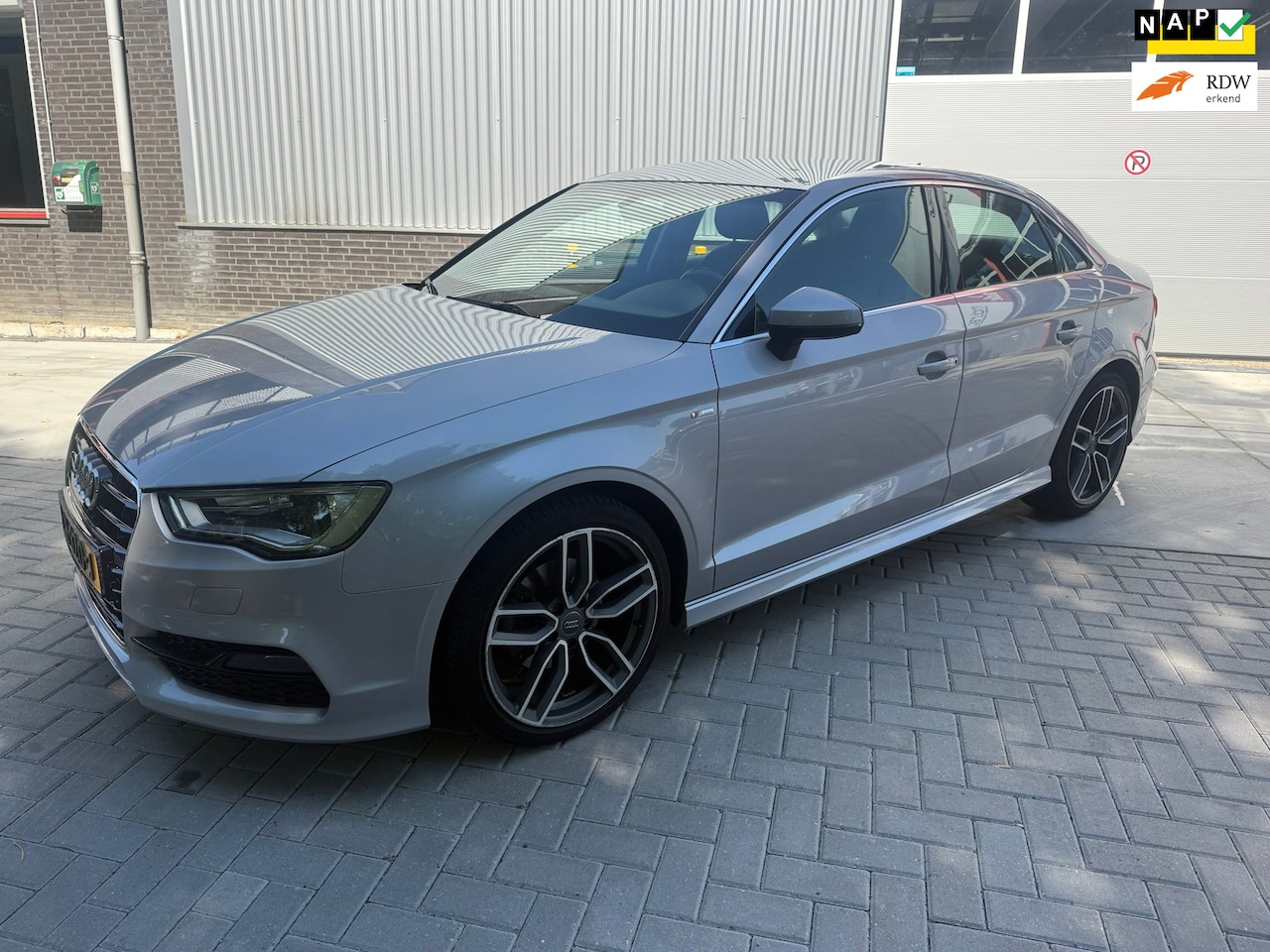 Audi A3 Limousine - 1.4 TFSI CoD Adrenalin S-LINE - AutoWereld.nl